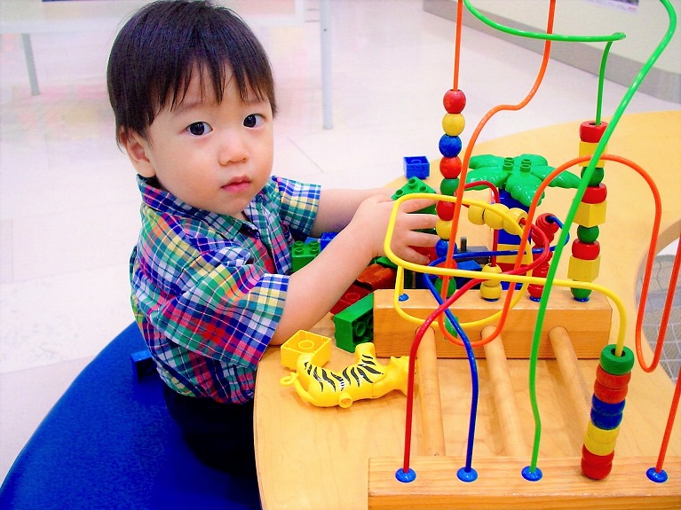 子どもの目は誕生してから成長します