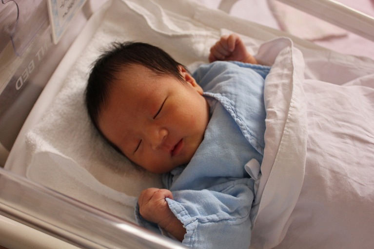 子どもの目は誕生してから成長します